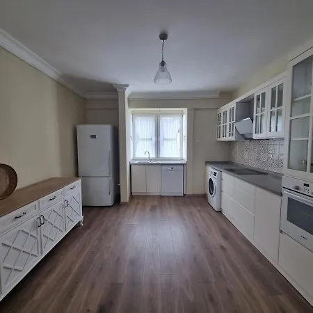Eski Lara Merkezde Deniz Manzarali Daire *